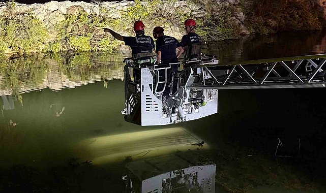 Antalya'da sulama kanalına uçan araçtaki 2 kişiyi itfaiye ekipleri kurtardı
