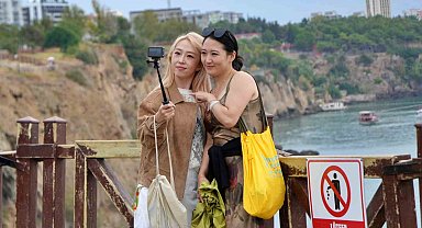 Antalya'da turistler yağmura şemsiye, şelaleye objektif açtılar