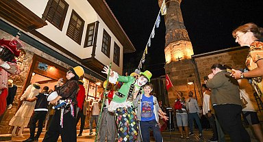 Antalya'da büyüleyici kortej Kaleiçi'nde karnaval havası estirdi