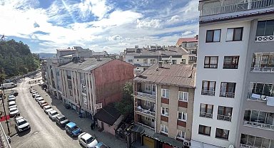 Apartmanların arasında kalan evini satmıyor, yarım asırlık hatıralarla yaşıyor