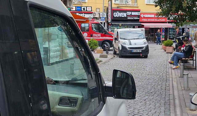 Ara sokakta duraklayan araçlar itfaiyeye engel oldu