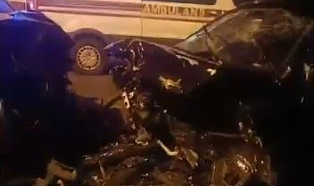 Ardahan'da otomobil ile hafif ticari araç kafa kafaya çarpıştı: 5 yaralı