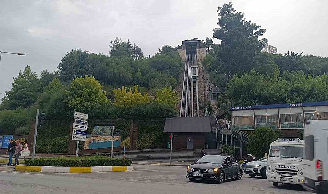 Arkadaşlarıyla şakalaşırken asansörde mahsur kaldılar