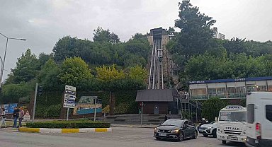 Arkadaşlarıyla şakalaşırken asansörde mahsur kaldılar
