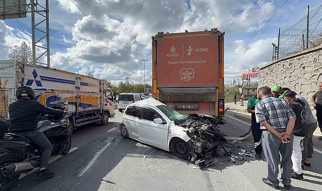 Arnavutköy'de 3 araçlı kaza: Otomobil hurda yığınına döndü, sürücü hafif yaralı kurtuldu