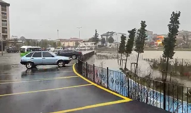 Arnavutköy'de dere taştı, dolmuş içinde yolcularla mahsur kaldı