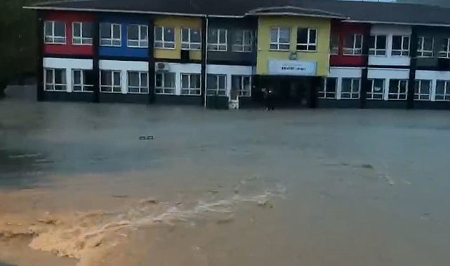 Arnavutköy'de dere taştı, okulu su bastı
