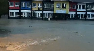 Arnavutköy'de dere taştı, okulu su bastı