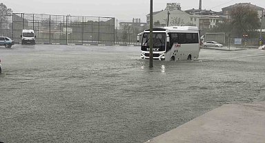Arnavutköy'de dere taştı, yollar su altında kaldı