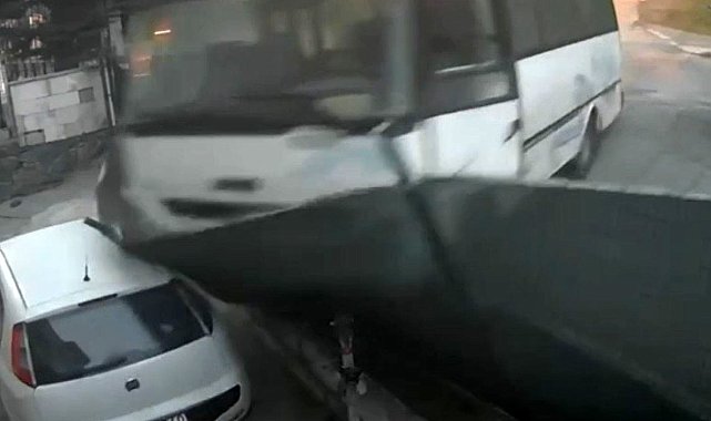 Arnavutköy'de freni boşalan midibüs evin bahçesine girdi
