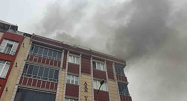 Arnavutköy'de korkutan yangın: Alevler yan binaya sıçradı, 4 kişi dumandan etkilendi