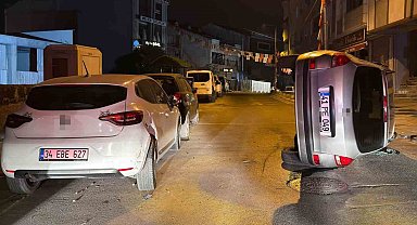 Arnavutköy'de otomobil, park halindeki araca çarpıp yan yattı
