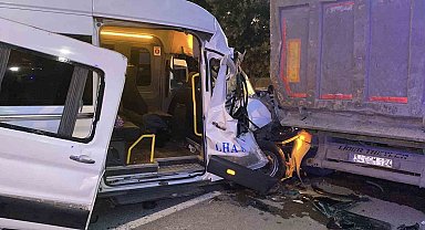Arnavutköy'de servis minibüsü hafriyat kamyonuna çarptı: 9 yaralı