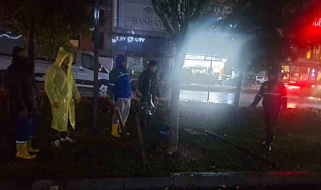 Arnavutköy'de yağış mesaisi: 300 personel ve 80 araç sahada
