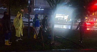 Arnavutköy'de yağış mesaisi: 300 personel ve 80 araç sahada