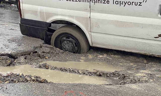 Arnavutköy'de yağış sonrası yol çöktü, hafif ticari araç çukura saplandı