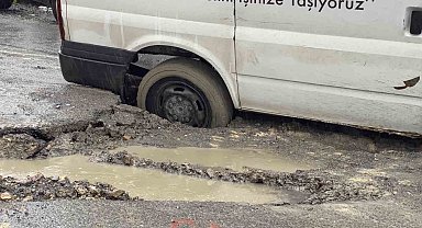Arnavutköy'de yağış sonrası yol çöktü, hafif ticari araç çukura saplandı