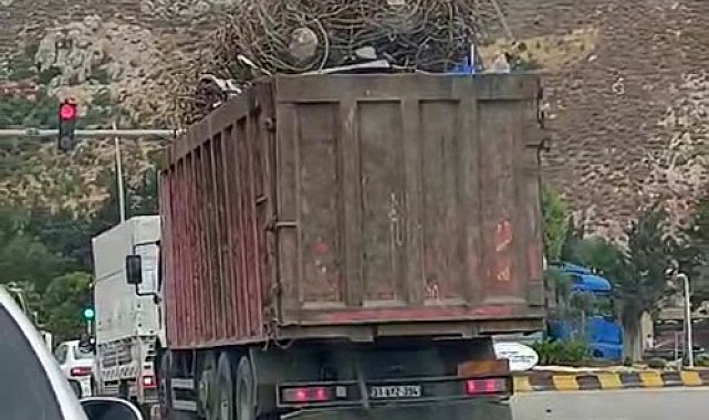 Aşırı demir yüklü tır trafikte yürekleri ağza getirdi