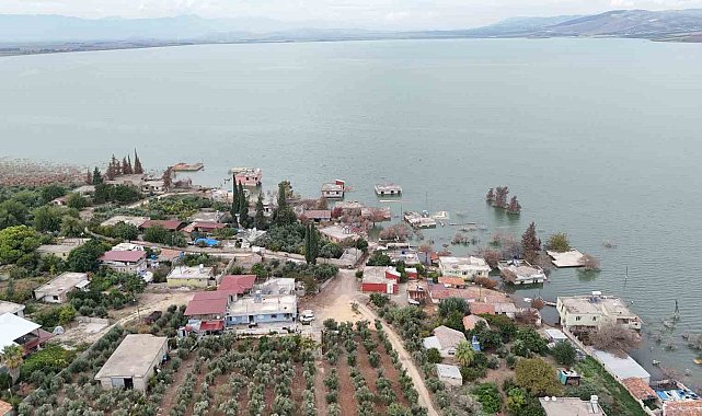 Aşırı yağışlarla birlikte sular altında kalan köy olta balıkçılarının uğrak noktası oldu