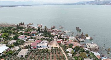 Aşırı yağışlarla birlikte sular altında kalan köy olta balıkçılarının uğrak noktası oldu