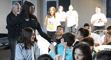 Astronot Aisha Bowe, Çiğli'de geleceğin uzay bilimcileriyle buluştu