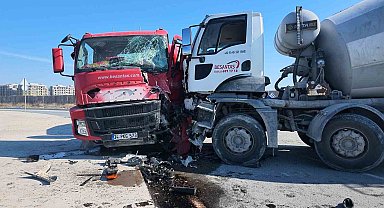 Avcılar'da beton mikserlerinin karıştığı kazada iki kişi yaralandı