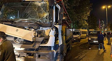 Avcılar'da el freni çekilmeyen beton pompası dehşet saçtı: 7 araç hasar aldı