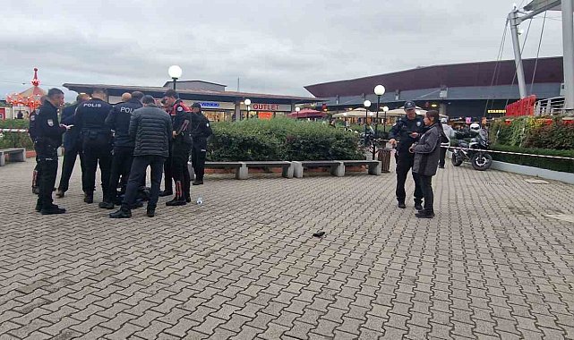 AVM'de silahı ateş alınca kendini vurdu