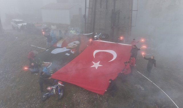 Ay yıldızlı bayrak karadan ve sudan zirveye ulaştı