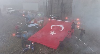 Ay yıldızlı bayrak karadan ve sudan zirveye ulaştı