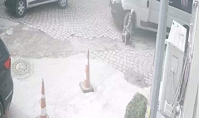 Ayağı minibüsün altında kalan yayanın görüntüleri güvenlik kamerasına yansıdı
