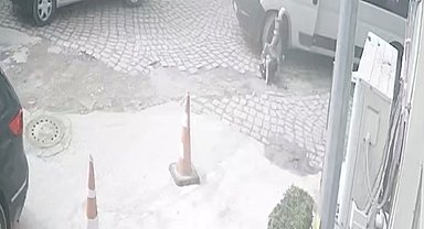 Ayağı minibüsün altında kalan yayanın görüntüleri güvenlik kamerasına yansıdı