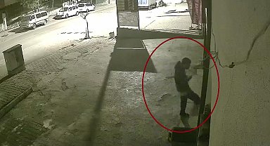 Ayakta duramayan alkollü şahsın iş yeri camını tekmelediği anlar kamerada
