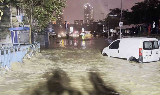 Ayazağa'da mahsur kalan vatandaşlar traktörle kurtarıldı