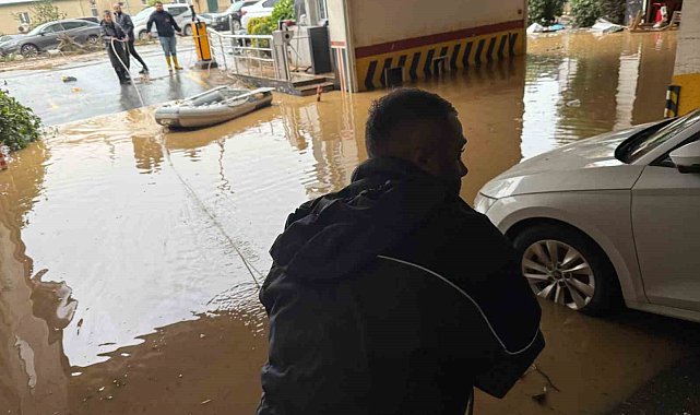 Ayazağa'da otoparkta mahsur kalan vatandaşlar şişme botlarla dışarıya çıkmaya çalıştı