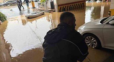 Ayazağa'da otoparkta mahsur kalan vatandaşlar şişme botlarla dışarıya çıkmaya çalıştı