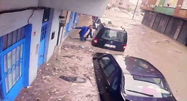 Ayazağa'da sel felaketinde araçların üst üste bindiği anlar görüntülendi