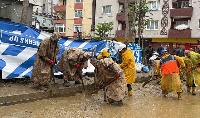 Ayazağa'da sel sonrası temizlik çalışmalarına jandarma da katıldı