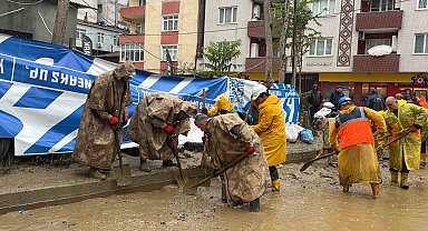 Ayazağa'da sel sonrası temizlik çalışmalarına jandarma da katıldı