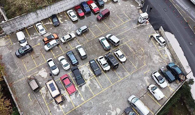 Ayazağa'da selde sürüklenip otoparka çekilen araçlar havadan görüntülendi