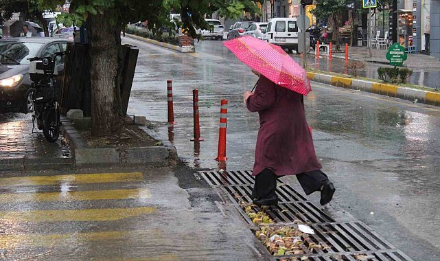 Aydın'da sağanak yağış başladı