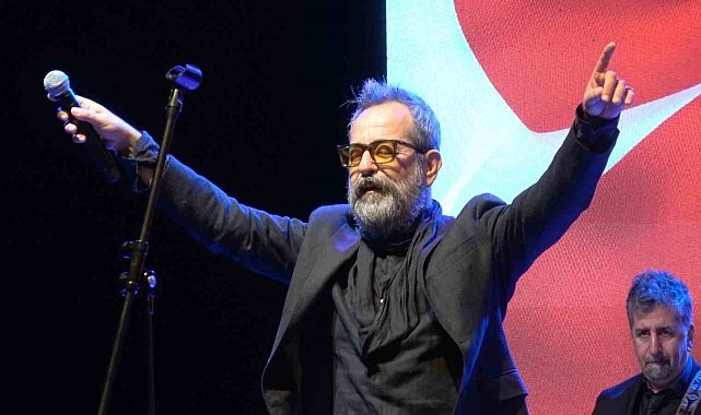 Ayvalık'ta 21. Uluslararası Zeytin Hasat Festivali'nde Feridun Düzağaç sahne aldı