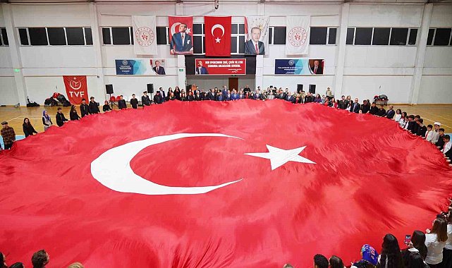 Ayvalık'ta Cumhuriyet coşkusu salonlara sığmadı
