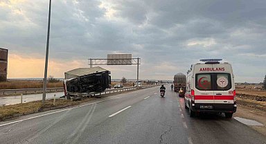 Babaeski'de bariyerlere çarpan kamyon devrildi: 1 yaralı
