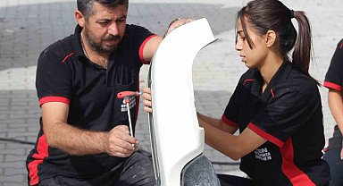 Babasını izleyerek büyüyen kız, kaportacılığı meslek edindi