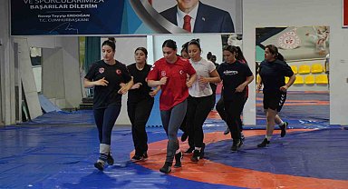 Babasının karşı çıktığı güreşte Balkan şampiyonu oldu