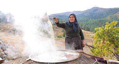 Bağlardan kazanlara uzanan pekmez mesaisi
