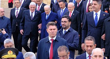 Bahçeli ve Dervişoğlu, Anıtkabir merdivenlerinden kol kola indi