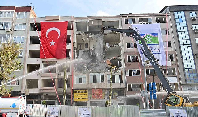 Bahçelievler'de kentsel dönüşüm kapsamında 6 bininci binanın yıkımı gerçekleştirildi