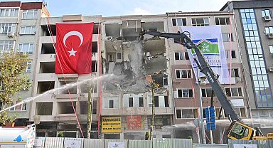 Bahçelievler'de kentsel dönüşüm kapsamında 6 bininci binanın yıkımı gerçekleştirildi